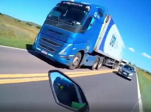 Video: un motociclista se salvó de milagro de un choque frontal en la ruta