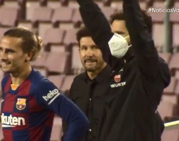 Escrachan la increíble reacción de Simeone con Griezmann en el duelo entre Barcelona y Atlético