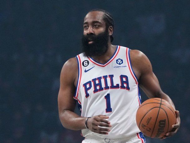 NBA: el extravagante look de James Harden para ir a la cancha