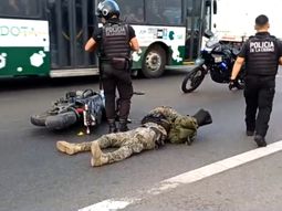 fuerte choque entre una moto y una camioneta en la general paz dejo a un policia herido fuerte choque entre una moto y una camioneta en la general paz dejo a un policia herido