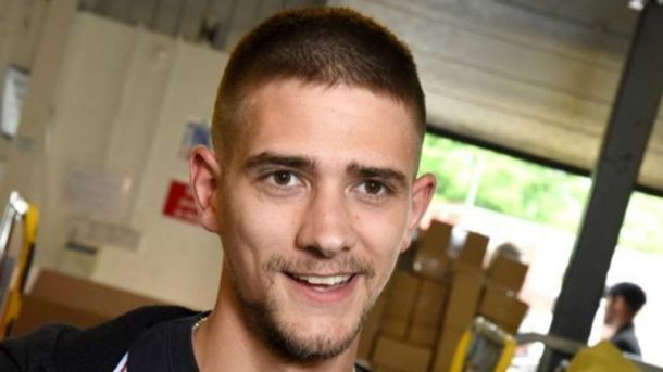 El joven que casi muere por morderse las uñas