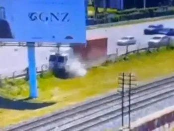 Video: un camión perdió el control y chocó en la avenida Lugones