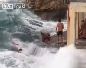Video: Se tiraron al mar y murieron ahogados en plena celebración de Año Nuevo