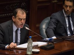 El senador Guido Manini Ríos reconoció que apenas se habla con el presidente Luis Lacalle Pou tras la renuncia de su esposa como ministra de Vivienda. El senador Guido Manini Ríos reconoció que apenas se habla con el presidente Luis Lacalle Pou tras la renuncia de su esposa como ministra de Vivienda.