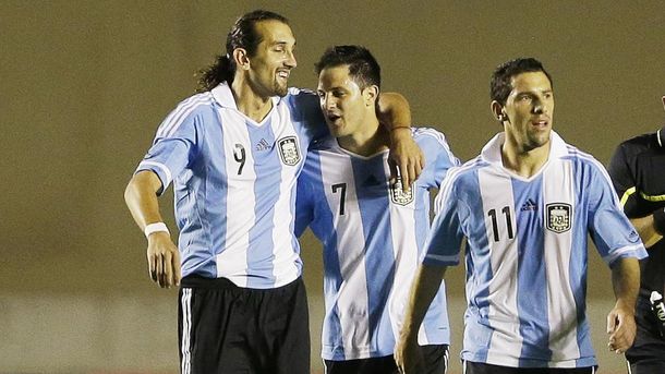 Hernán Barcos, otro ex jugador de la Selección, llega al fútbol argentino