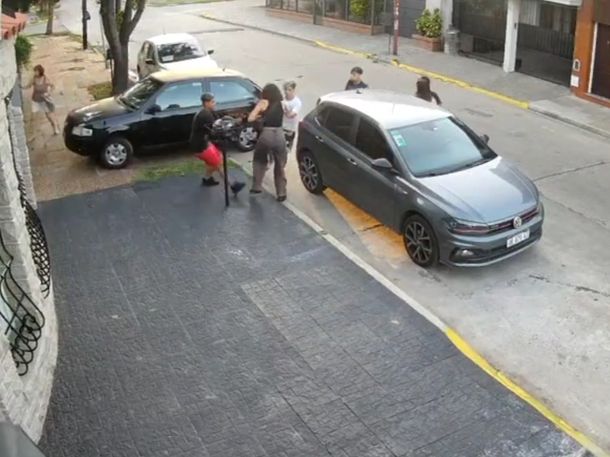 Asalto relámpago en Bernal: una banda de menores robó un auto frente a una familia