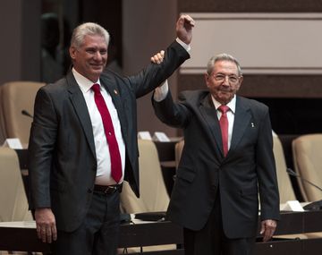 Raúl Castro le levanta la mano a Miguel Díaz-Canel