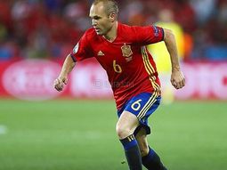 diego maradona homenajeo a andres iniesta, que se despidio de barcelona diego maradona homenajeo a andres iniesta, que se despidio de barcelona