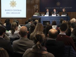 El Banco Central del Uruguay busca modernizar el sistema de pagos, imitando experiencias que funcionaron en otros países. El Banco Central del Uruguay busca modernizar el sistema de pagos, imitando experiencias que funcionaron en otros países.