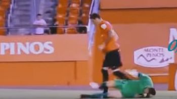 este arquero quiso simular un golpe, pero termino haciendo un papelon este arquero quiso simular un golpe, pero termino haciendo un papelon