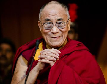 El Dalai Lama pidió perdón por pedirle a un chico que le chupara la lengua