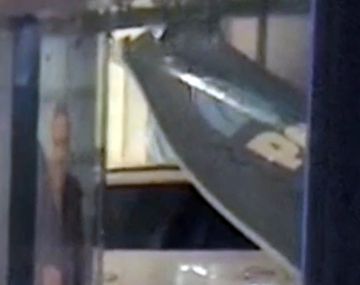 VIDEO Fue a sacar plata del cajero y se llevó puesto al banco