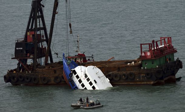 Trágico choque de dos barcos en Hong Kong: 36 muertos