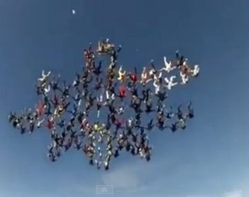 Una marea humana que cae desde el cielo a toda velocidad