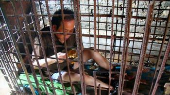 una mujer china enjaulo a su hijo durante once anos una mujer china enjaulo a su hijo durante once anos