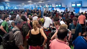 demoras y cancelaciones de vuelos en aeroparque por un paro de pilotos demoras y cancelaciones de vuelos en aeroparque por un paro de pilotos