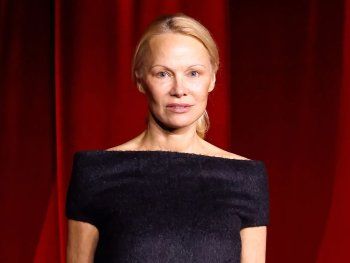 Pamela Anderson inspiró a Drew Barrymore para sacarse el maquillaje y las extensiones en vivo