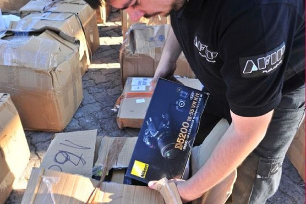 Desbaratan una banda que vendía artículos de contrabando en Mercado Libre