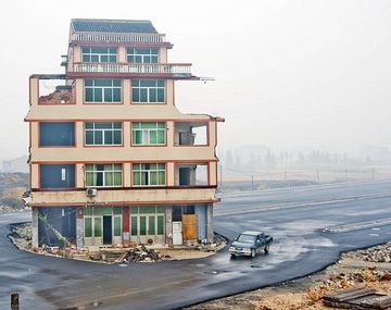 Luo vive en el medio de una ruta