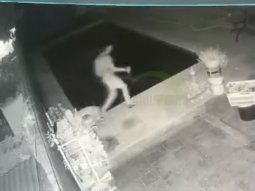VIDEO: Intentó robar un auto, lo descubieron y se escapó por los techos de los vecinos
