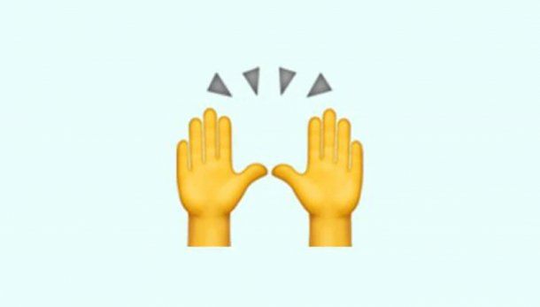 Qué significan las manos levantadas en WhatsApp