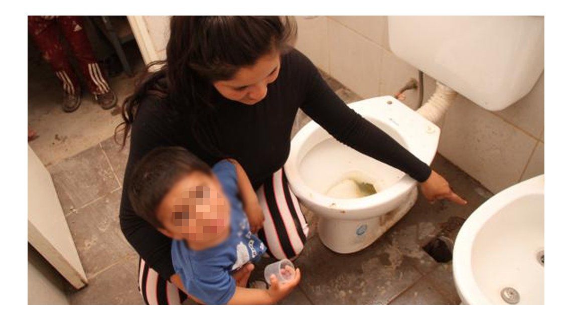 Un bebé de menos de 2 años quedó atrapado en el desagüe del baño