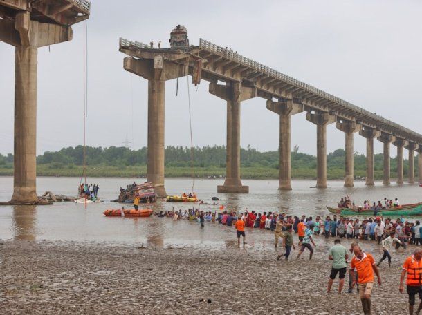 Derrumbe fatal en India: al menos nueve muertos tras la caída de un puente en Gujarat