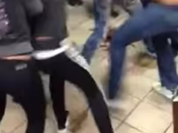 brutal pelea entre mujeres en un local brutal pelea entre mujeres en un local