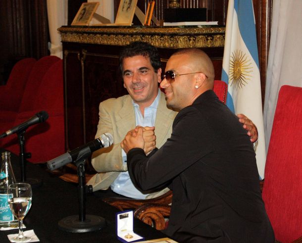 Ritondo distinguió al cantante de reggeatón Wisin como huésped de honor de la Ciudad