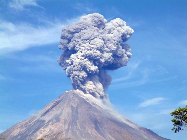 Explosión en un volcán de México lanzó una inmensa columna de humo de 3 mil metros