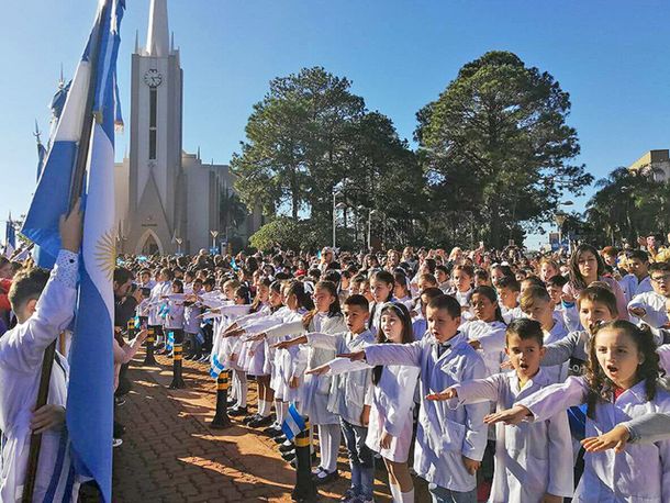 Más de 9 mil alumnos del AMBA realizan la promesa a la Bandera en el Campo Argentino de Polo
