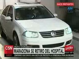 Así abandonó la clínica Maradona tras la muerte de su padre