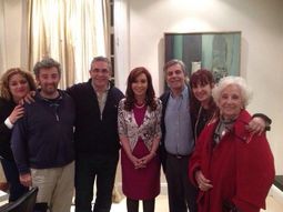 la foto de cristina kirchner junto con estela de carlotto y su nieto la foto de cristina kirchner junto con estela de carlotto y su nieto