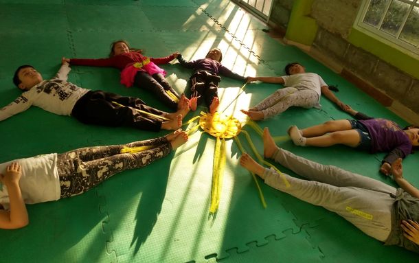 Yoga para chicos: una herramienta para bajar revoluciones, gestionar emociones y crecer con más equilibrio