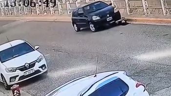 una mujer abrió el capot para revisar la batería y fue atropellada por su propio auto. una mujer abrió el capot para revisar la batería y fue atropellada por su propio auto.