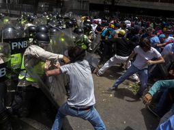 Al menos nueve heridos en una marcha opositora en Caracas Al menos nueve heridos en una marcha opositora en Caracas