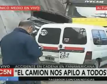 Atrapado sin salida: quedó entre la pared y un camión tras un choque en cadena