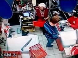 Noqueó a una abuela en la fila del supermercado