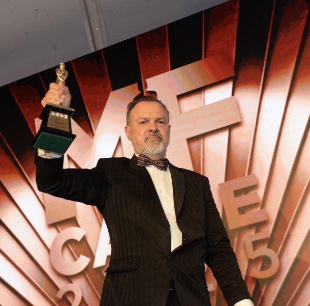 Gato Sylvestre con el Martín Fierro de Oro. Foto: Carlos Ventura.