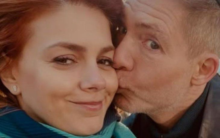 Natalie Pérez y Adrián Suar en Mazel Tov (2025).