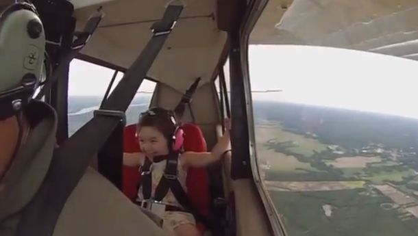 Así reaccionó una niña de 4 años en un vuelo de acrobacia