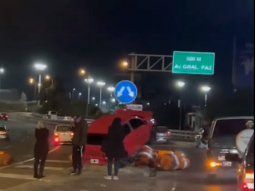 Impresionante choque en el Acceso Oeste: un auto terminó sobre el guardarraíl
