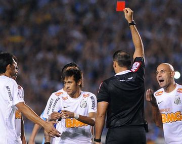 Neymar enloqueció y se fue expulsado en un minuto