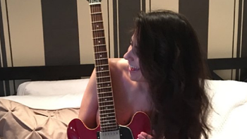 la foto hot de victoria vannucci: desnuda en la cama y con una guitarra la foto hot de victoria vannucci: desnuda en la cama y con una guitarra