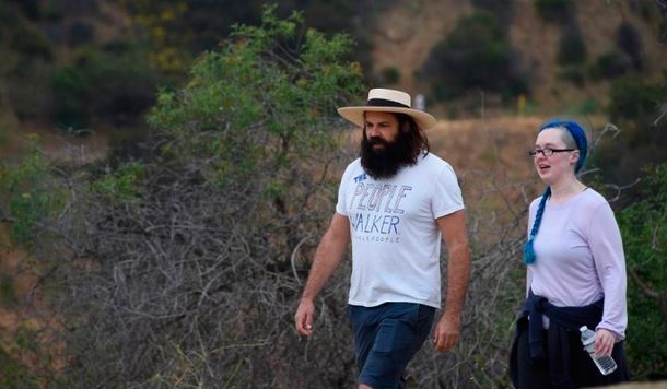 Paseador de gente: un triste oficio que comenzó a crecer en Estados Unidos