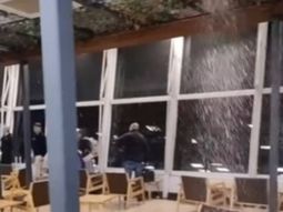 parte del techo de aeroparque se derrumbo por el temporal que azoto al amba durante la madrugada parte del techo de aeroparque se derrumbo por el temporal que azoto al amba durante la madrugada