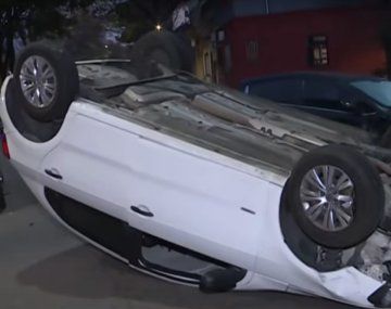 Impresionante choque y vuelco en Caballito: hay al menos un herido