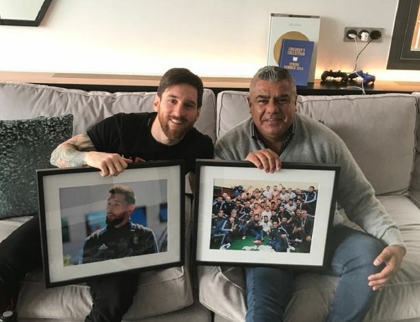 Mimos y regalos para La Pulga: Chiqui Tapia pasó por Barcelona y visitó a Messi