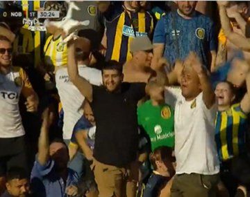 Cayó un dron de Newells en la cancha de Central y los hinchas lo destrozaron