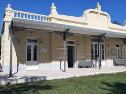 El pueblo cerca de la ciudad y que tiene pocos habitantes El pueblo cerca de la ciudad y que tiene pocos habitantes